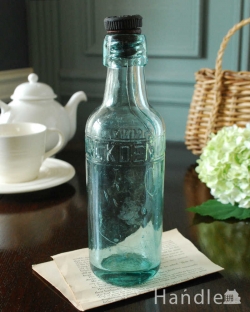 アンティーク雑貨 アンティークビン・香水瓶 フタ付きのアンティークガラスボトル、エンボス入りボトル（J.P.CRAVEN & SON）