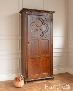 アンティーク家具 アンティークのキャビネット 英国のアンティーク家具、棚板がたっぷりと付いた使いやすいホールローブ(ワードローブ)