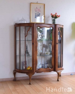 アンティーク家具 アンティークのキャビネット 英国輸入のキラッと輝くシルバーの装飾が美しいアンティークガラスキャビネット