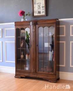 アンティーク家具 アンティークのキャビネット お花の彫刻が華やか、英国の重厚なアンティークブックケース（ブックシェルフ）