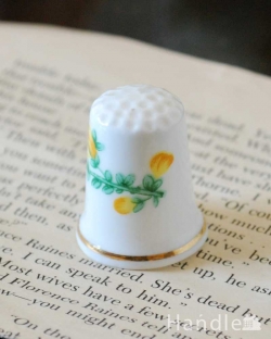 アンティーク雑貨 アンティーク食器 イギリスで見つけた黄色のお花が華やかなアンティークシンブル