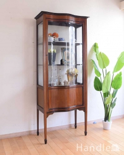 アンティーク家具 アンティークのキャビネット ガラスの曲線が美しい優雅なアンティークキャビネット（凸ガラス）