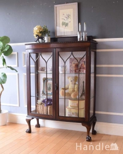 アンティーク家具 アンティークのキャビネット クロウ＆ボールの脚がエレガント、ゴシックデザインのアンティークガラスキャビネット