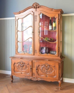 アンティーク家具 アンティークのキャビネット フランスの豪華なアンティーク家具、優雅なフォルムのガラスキャビネット（食器棚） 