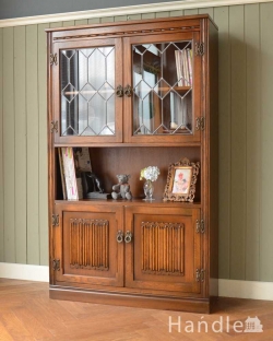 アンティーク家具 アンティークのキャビネット 六角形のガラス模様がキレイな英国のブックケース（本棚）、かっこいいアンティーク家具