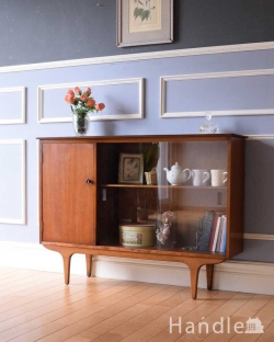 アンティーク家具 アンティークのキャビネット 北欧インテリアのヴィンテージ家具、引き戸タイプのガラスキャビネット