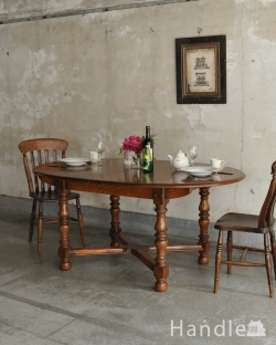 アンティーク家具 アンティークのテーブル アンティークの英国家具、脚の彫りが豪華な伸張式のダイニングテーブル（エクステンションテーブル）