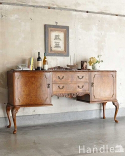 アンティーク家具 アンティークのキャビネット 猫脚が美しいサイドボード、木目や透かし彫りから高級感溢れる英国アンティーク家具