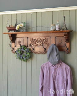 アンティーク家具 アンティークのウォールハンガー お花の彫刻が女性らしい優雅なアンティークハンガー、フランス輸入のフック付きウォールシェルフ