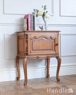 アンティーク家具 アンティークのキャビネット フランスのアンティーク家具、お花の取っ手が付いたナイトテーブル(スモールキャビネット)