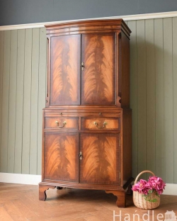 アンティーク家具 アンティークのサイドボード 英国アンティークのキャビネット、杢目が美しいマホガニー材の家具