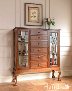 アンティーク家具 アンティークのキャビネット 英国のアンティーク家具、引き出しがたっぷり付いた特別なガラスキャビネット