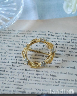 アンティーク雑貨 アンティークブローチ 小さなお花がキラキラ輝く可愛いリースのデザイン、アンティークのアクセサリーブローチ