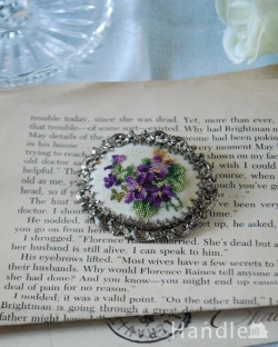アンティーク雑貨 アンティークブローチ イギリスで見つけた、お花の刺繍が可愛いプチポワンのアンティークブローチ
