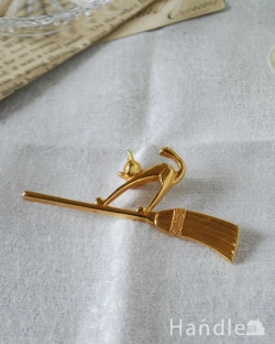 アンティーク雑貨 アンティークブローチ 猫とほうきのイギリスで見つけたアンティークブローチ（アクセサリー）