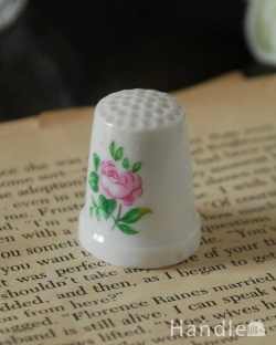 アンティーク雑貨 アンティーク食器 可愛いピンクの芍薬が描かれた、イギリスで見つけたアンティークシンブル