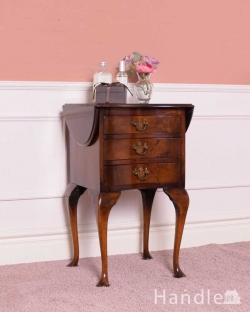 アンティーク家具 アンティークのチェスト アンティークの英国輸入家具、伸張式の天板付きのベットサイドチェスト