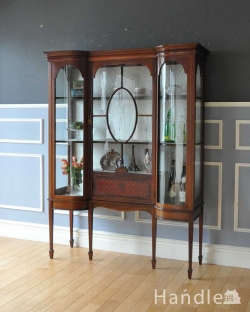 アンティーク家具 アンティークのキャビネット 英国アンティークらしい優雅な佇まい、美しい装飾入りのパーラーキャビネット