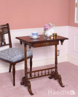 アンティーク家具 アンティークのテーブル 高級感があるアンティークフランス家具、優雅なオケージョナルテーブル