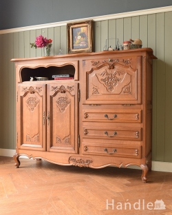 アンティーク家具 アンティークのサイドボード フランスらしい優雅なデザイン、こだわってデザインされたアンティークのキャビネット