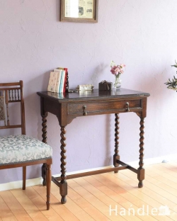 アンティーク家具 アンティークのデスク・書斎机 ツイスト脚が美しいアンティーク家具、コンパクトなライティングデスク