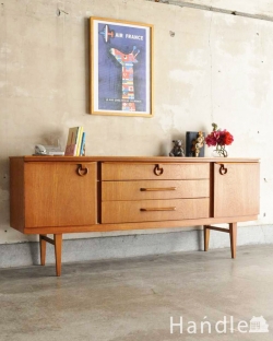 アンティーク家具 アンティークのキャビネット 北欧デザインのビンテージ家具、イギリスで見つけたお洒落なサイドボード