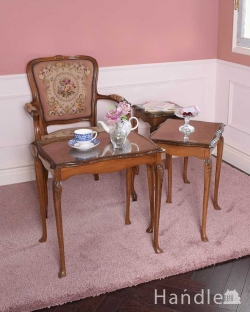 アンティーク家具 アンティークのテーブル 優雅な英国のアンティーク家具、ガラス付き天板のコーヒーテーブル（ネストテーブル）