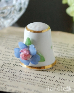 アンティーク雑貨 アンティーク食器 立体的なお花が付いたイギリスのアンティークシンブル