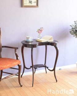 美しいアンティークの英国輸入家具、キドニー型のオケージョナルテーブル（棚付き）