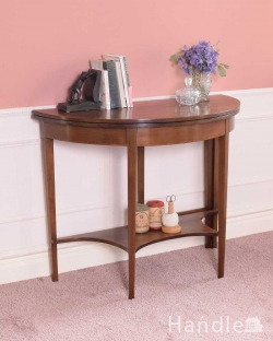 アンティーク家具 アンティークのテーブル 空間を彩るハーフムーンのアンティーク家具、象嵌が美しい棚付きのカードテーブル