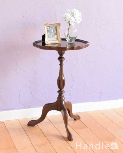 アンティーク家具 アンティークのテーブル 上から見た時のデザインがお花みたいで華やか、英国のアンティークワインテーブル