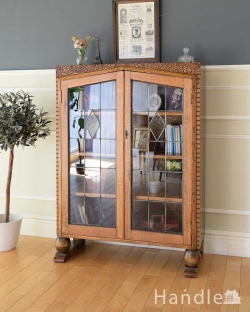 アンティーク家具 アンティークのキャビネット 重厚な脚とステンドグラス入りの英国のアンティークブックケース（本棚）