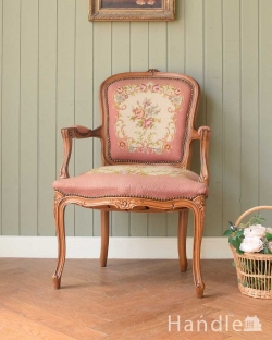 フランス生まれのアンティークの椅子、優しいピンク色のプチポワンチェア