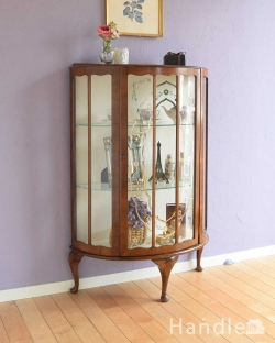 アンティーク家具 アンティークのキャビネット シルバーのリース模様がきらきら輝くアンティークキャビネット