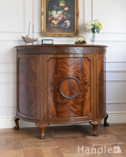 アンティーク家具 アンティークのキャビネット ハーフムーンの優雅なアンティーク家具、イギリスで見つけたサイドボード