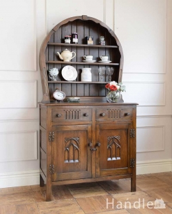 アンティーク家具 アンティークのキャビネット クルッとまるい背もたれのデザインがめずらしい アンティークのウェルシュドレッサー