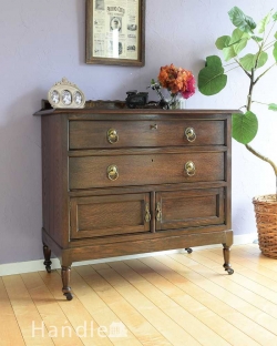 アンティーク家具 アンティークのチェスト 英国で見つけたアンティーク家具、キャスター付きのカップボードチェスト