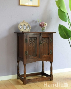 アンティーク家具 アンティークのキャビネット 英国アンティークのキャビネット、重厚感のあるオーク材のサイドキャビネット