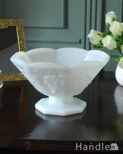 アンティーク雑貨 ケーキスタンド アンティーク 葡萄がデザインされた、アンティークミルクガラスボール（コンポート）