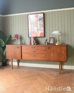 アンティーク家具 アンティークのキャビネット チーク材のヴィンテージ北欧家具、引き戸式サイドボード（テレビ台）