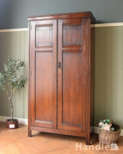 アンティーク家具 アンティークのキャビネット 英国のアンティーク家具のワードローブ、小さなお花がたっぷり彫られた二枚扉の洋服タンス