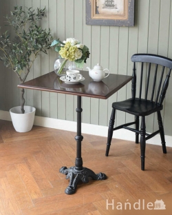 英国らしいアンティーク家具、脚が素敵なパブテーブル