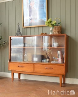 アンティーク家具 アンティークのキャビネット 本棚や飾り棚に使えるヴィンテージ家具、引き戸タイプのガラスキャビネット