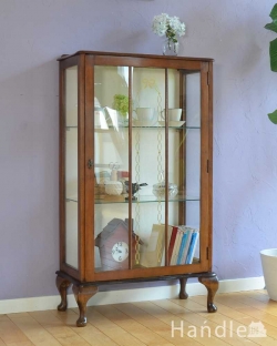 アンティーク家具 アンティークのキャビネット 英国スタイルのアンティーク家具、ゴールドの装飾が美しいショーケース（ガラスキャビネット）