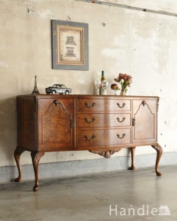 アンティーク家具 アンティークのキャビネット 美しい木目が素敵な英国アンティーク家具、猫脚サイドボードキャビネット