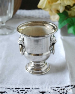 アンティーク雑貨  イギリス輸入の銀雑貨、アンティークシルバープレートの優雅なフラワーベース（花器）