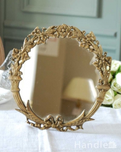 インテリア雑貨 鏡おしゃれ アンティーク風に仕上げたお花の装飾が付いた真鍮製のスタンドミラー