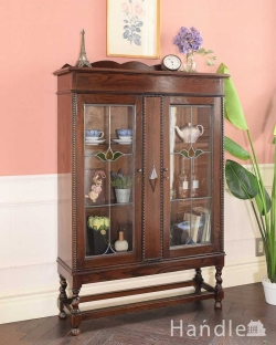 アンティーク家具 アンティークのキャビネット 英国伝統のアンティーク家具、ステンドグラスをはめ込んだブックケース(本棚)