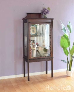 アンティーク家具 アンティークのキャビネット 上品な姿に気品が漂う素敵な英国アンティーク家具、小ぶりなサイズのガラスキャビネット(飾り棚)