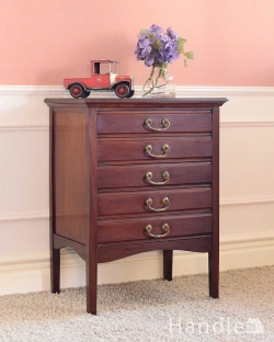 アンティーク家具 アンティークのチェスト お洒落なアンティーク英国家具、キラっと光る優雅な取っ手付きのミュージックキャビネット